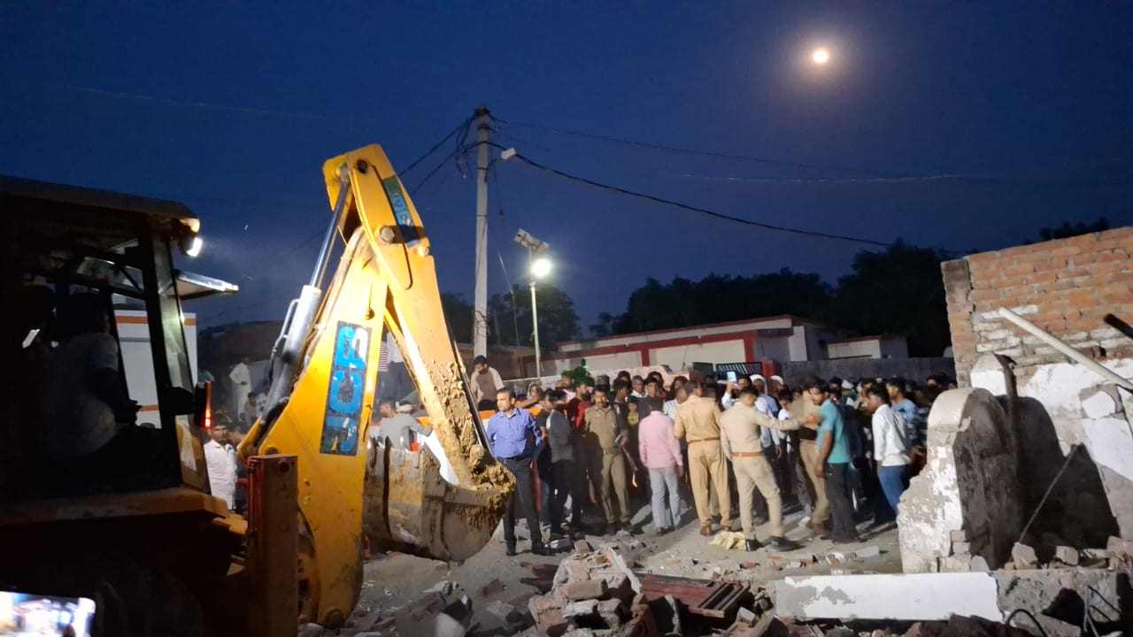 बदायूं के दुमंजिला मकान में धमाके, लिंटर ढहने से दो लोगों की मौत, दो बच्चे घायल
