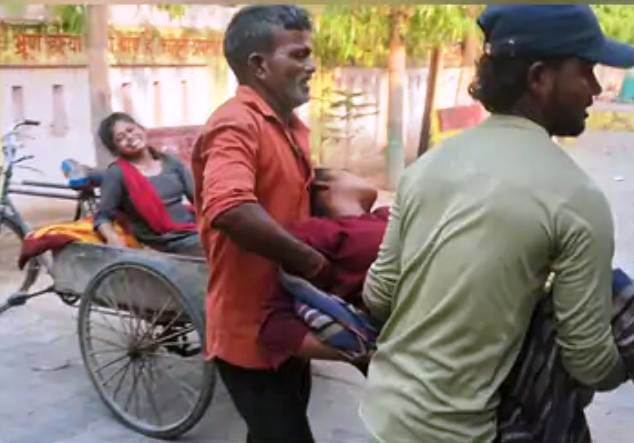  Lakhimpur Kheri News: थाने में पुलिस ने ऐसी की पिटाई...दो बहनों की जान पर बन आई, ठेली पर डालकर ले गए परिवार वाले