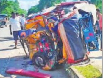 पीलीभीत में कार और टेंपो की भिड़ंत में पांच की मौत, मऊ हादसे में दंपति की जान गई