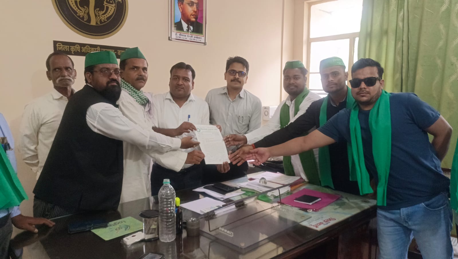 Badaun News: खाद को लेकर किसान परेशान, किसान एकता संघ ने सौंपा  ज्ञापन 