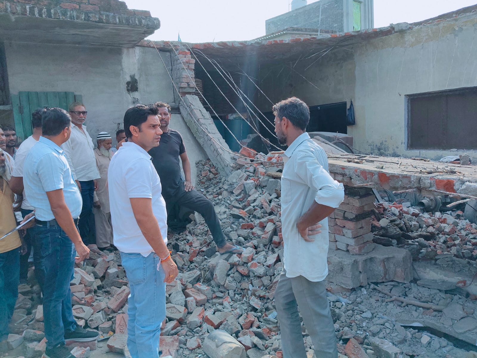 बहेड़ी के डांडिया नगला में जर्जर मकान गिरा, मां और बेटा-बेटी घायल, एक की हालत नाजुक 