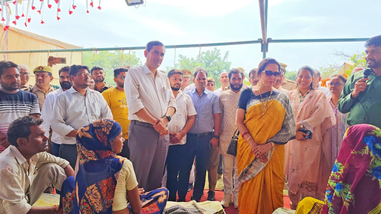Mathura: बाढ़ पीड़ितों का हाल जानने शरणालय पहुंची सांसद हेमा मालिनी, मदद का भरोसा दिया