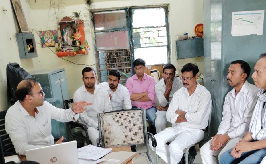 मथुरा न्यूज: वृंदावन रोड स्टेशन पर कवच फील्ड प्रशिक्षण, कर्मचारियों को दी गई सुरक्षा तकनीक की जानकारी