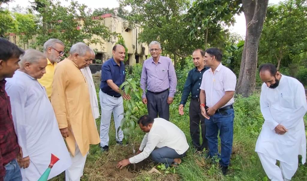 Bareilly News : आर पी कॉलेज परिवार ने पौधा रोपण कर दिया  पर्यावरण संरक्षण का संदेश 