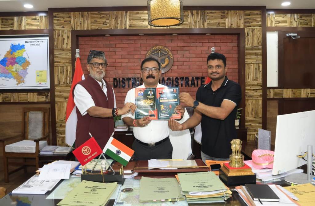 Bareilly News : जिलाधिकारी अविनाश सिंह ने राष्ट्रीय हैंडबॉल चैंपियनशिप की स्मारिका का किया विमोचन