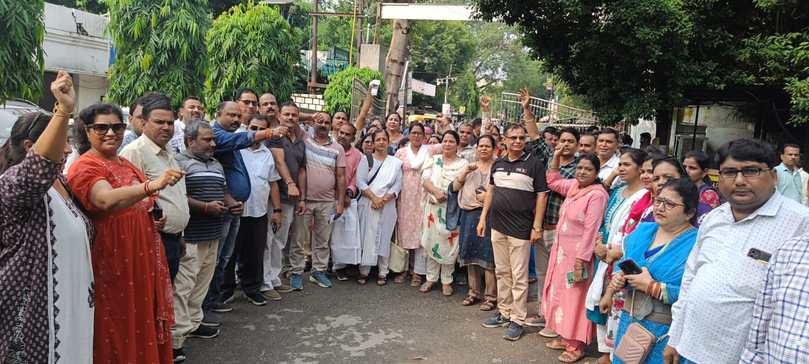 टीईटी की अनिवार्यता के विरोध में सड़क पर उतरे शिक्षक, नारेबाजी कर जताया विरोध