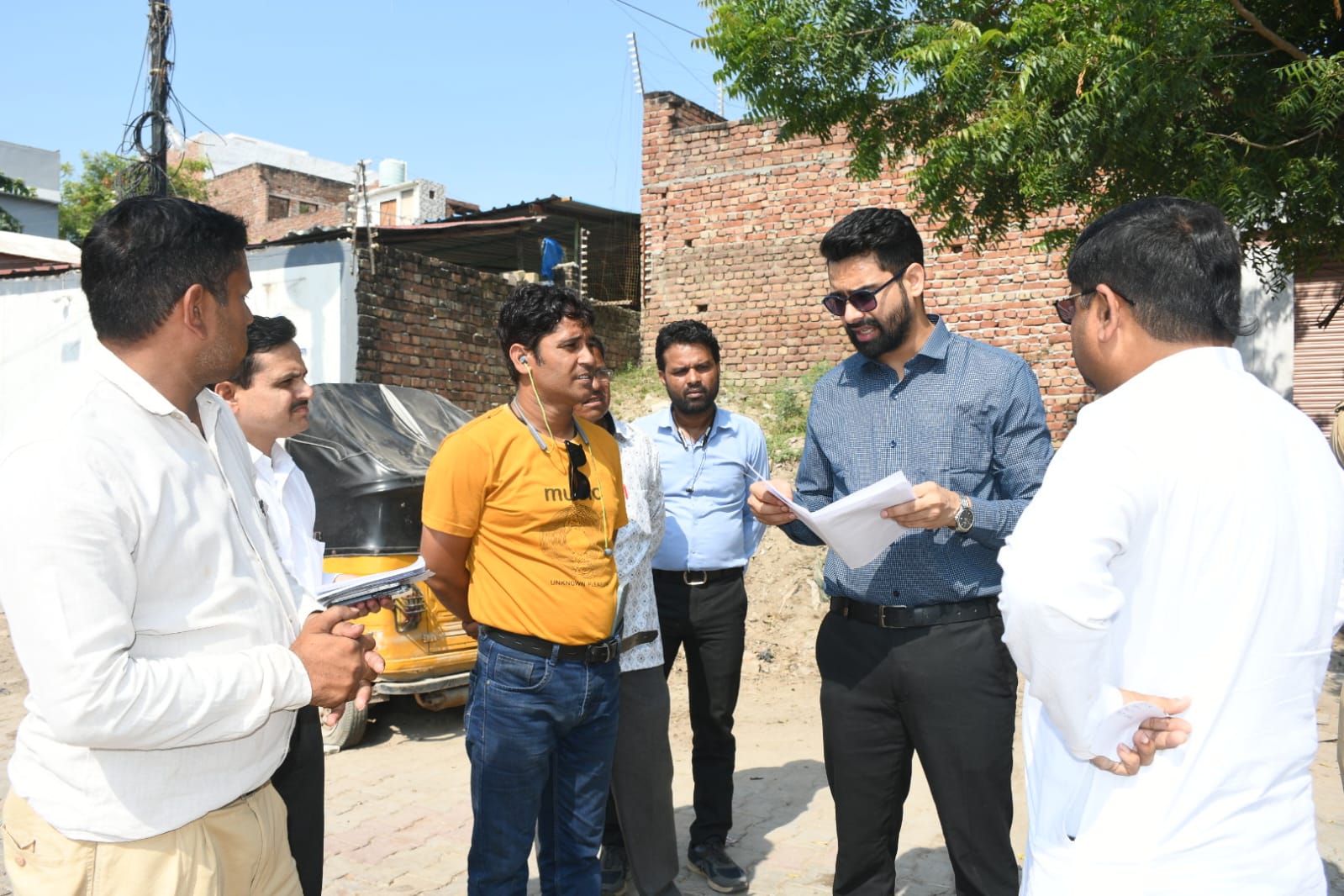 Mathura-News: नगर आयुक्त ने किया बाढ़ प्रभावित क्षेत्रों का निरीक्षण, सफाई में लापरवाही पर कार्रवाई के आदेश