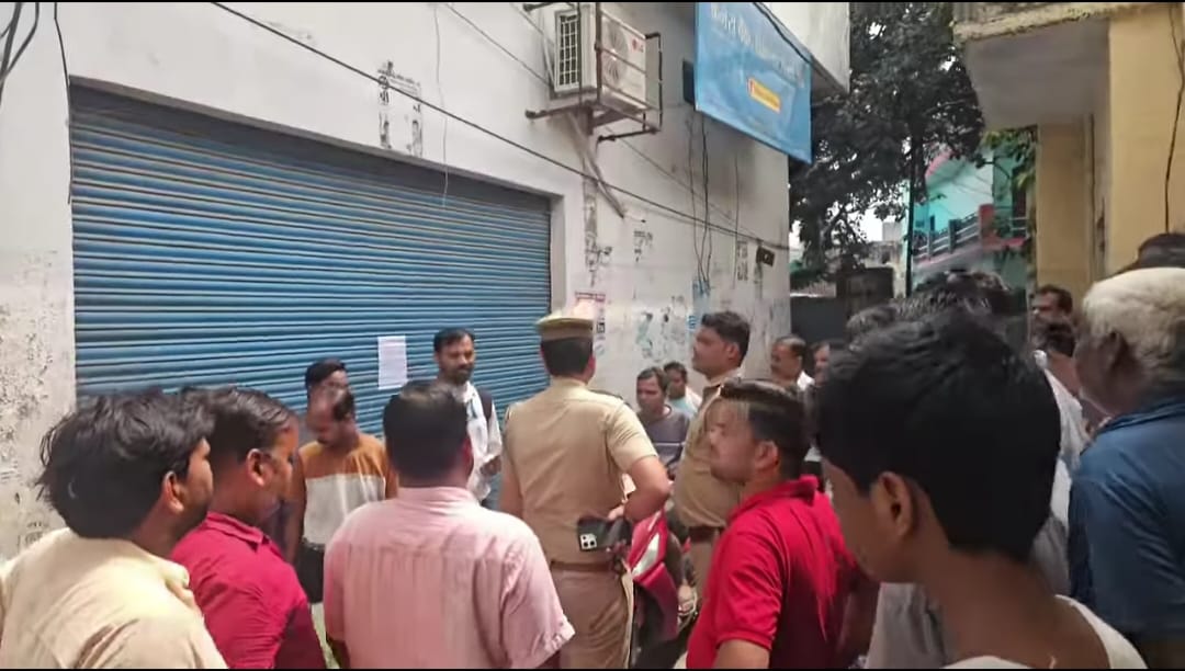 Eta News: केनरा बैंक शाखा में भवन मालिक ने जड़ा ताला, ग्राहक परेशान