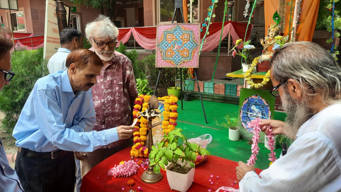 Mathura News: रसखान समाधि स्थल पर सांझी महोत्सव की धूम, रंगोली और कला ने बिखेरा जादू