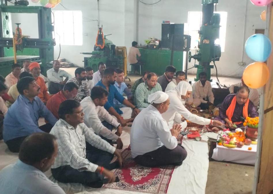 Bareilly News : डीबीओएल मीरगंज में धूमधाम से संपन्न हुई भगवान विश्वकर्मा पूजा, हुआ भंडारा 