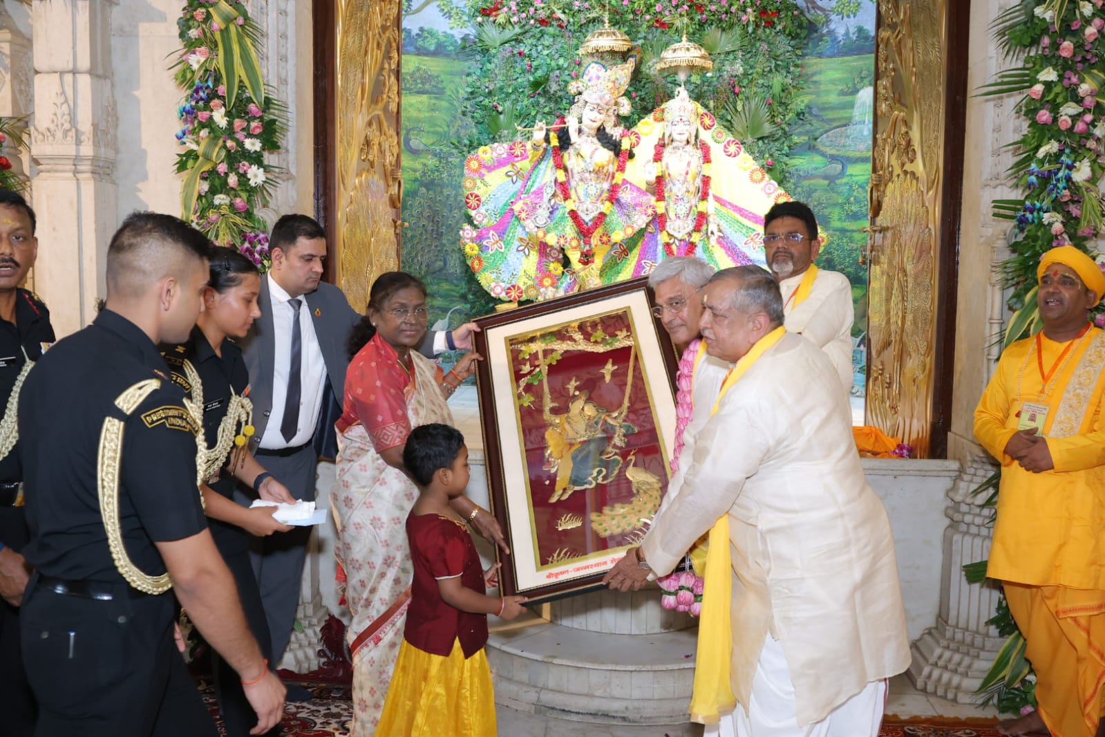 Mathura-News: राष्ट्रपति ने बांके बिहारी जन्मस्थान के किए दर्शन, निधिवन और सुदामा कुटी में पूजा की