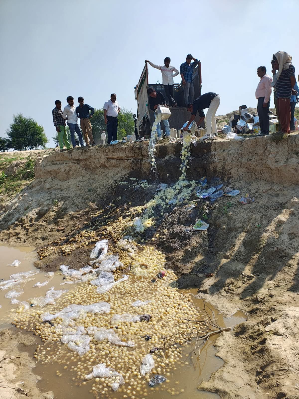 Badaun News:बदायूं में मिलावटखोरी पर कसा शिकंजा: 2100 किलो मिठाई नष्ट, 08 खाद्य पदार्थों के नमूने लैब भेजे, सरसों तेल सीज