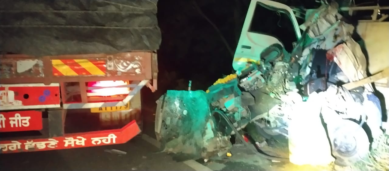 पीलीभीत में  असम हाईवे पर पिकअप, ट्रक और डीसीएम टकराए, तीन की मौत