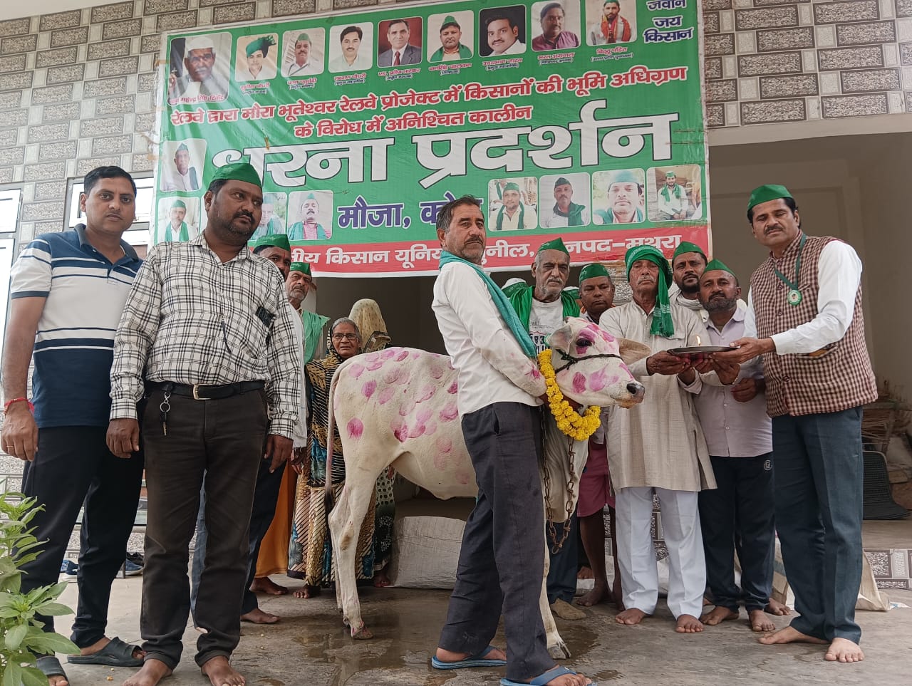 Mathura News:  किसानों ने धरना स्थल पर मनाया गोपाल अष्टमी पर्व 