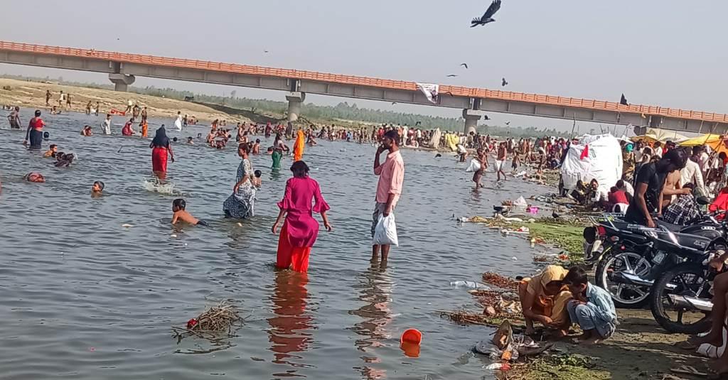 Bareilly News : गोरा और कैलाश गिरी बाबा रामगंगा घाट पर उमड़ा सनातनी आस्था का जन सैलाव