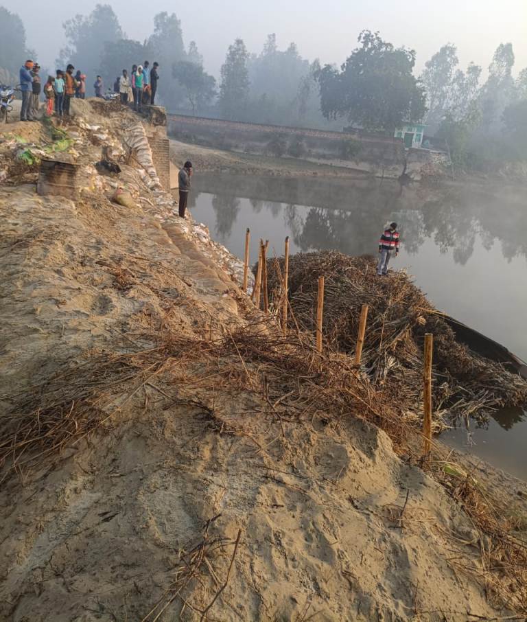 Bareilly News : टूटी पुलिया बनी हादसों का सबब: गन्ना लदा ट्रैक्टर-ट्राला रामगंगा नदी में गिरा, चालक ने छलांग लगाकर बचाई जान