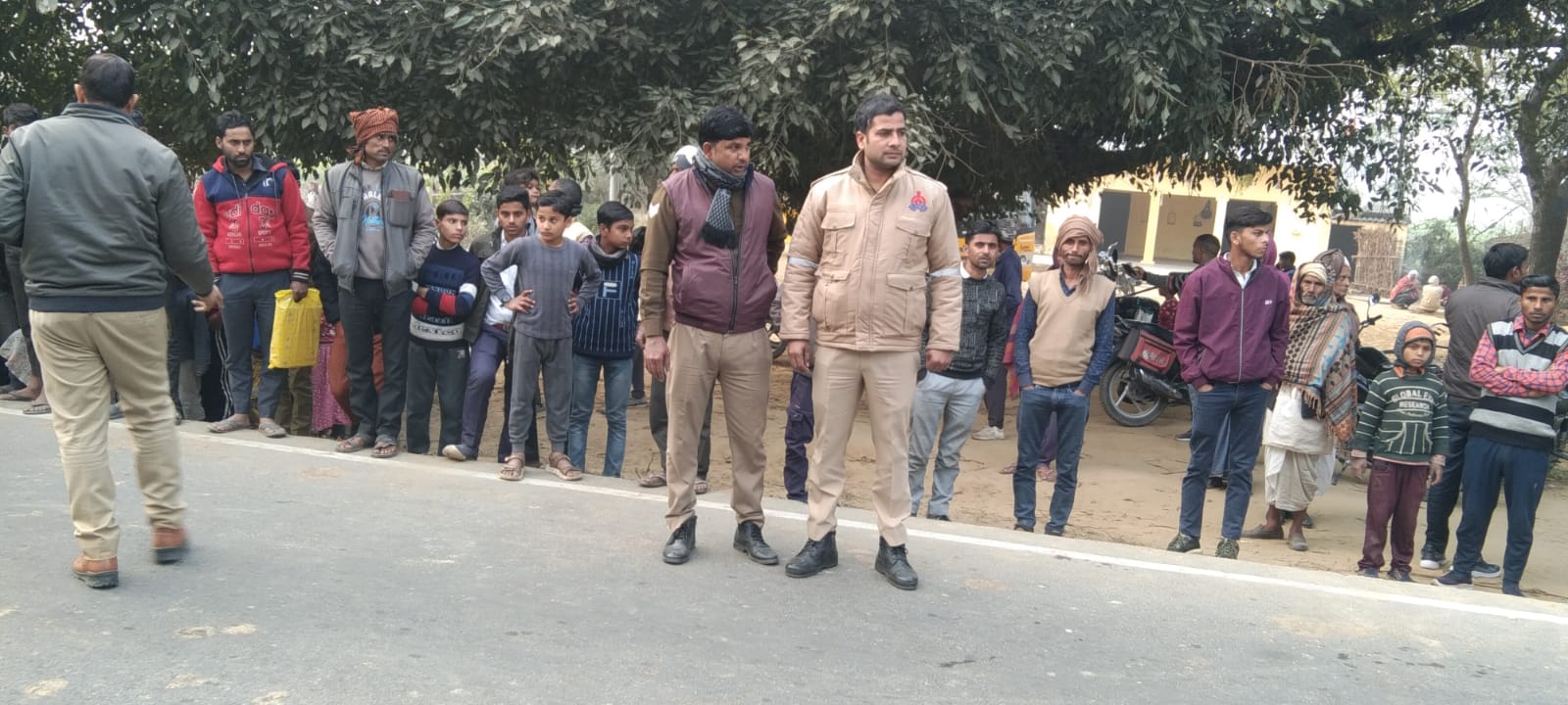 Badaun News :बच्चे को बचाने में पलटी बस, म्याऊं–उसहैत रोड पर हादसा