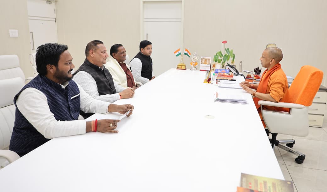 Mathura News: सीएम के सामने पूर्व विधायक ने बहेलिया-पासी समाज के प्रमाणपत्रों का मुद्दा उठाया