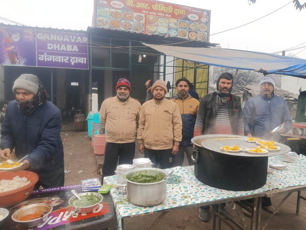 Bareilly News : कड़ाके की ठंड में सनातन सेवा का अनुपम उदाहरण: सिधौली चौराहे पर खिचड़ी प्रसाद से तृप्त हुआ जनमानस