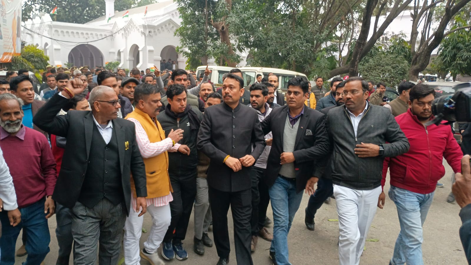 एडीएम सिटी के समझाने पर अलंकार अग्निहोत्री बोले- क्या अरेस्ट करने आए हैं