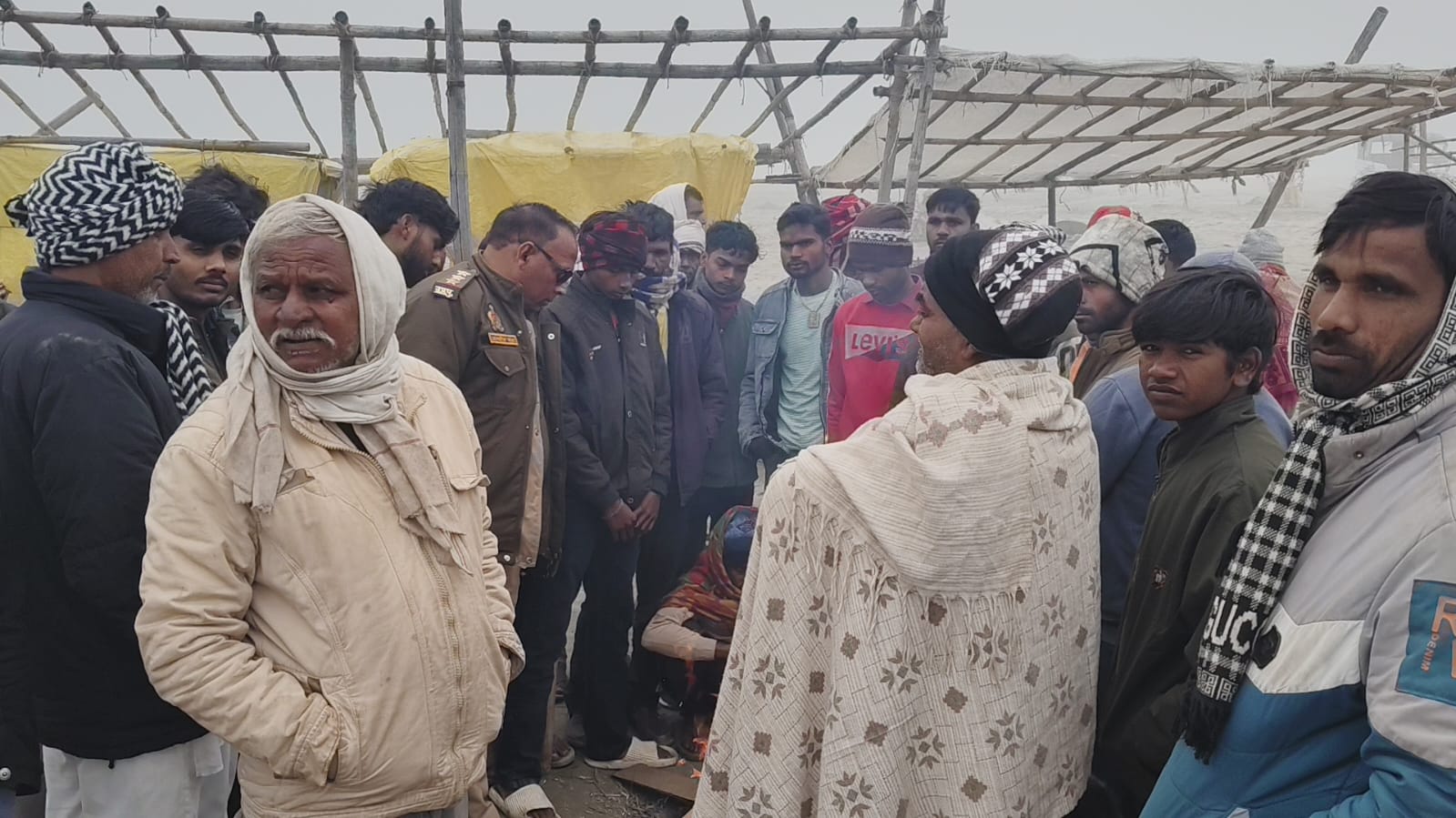 KASGANJ NEWS सोरों लहरा गंगा घाट पर बांस-बल्लियों की दुकानें पलटीं 