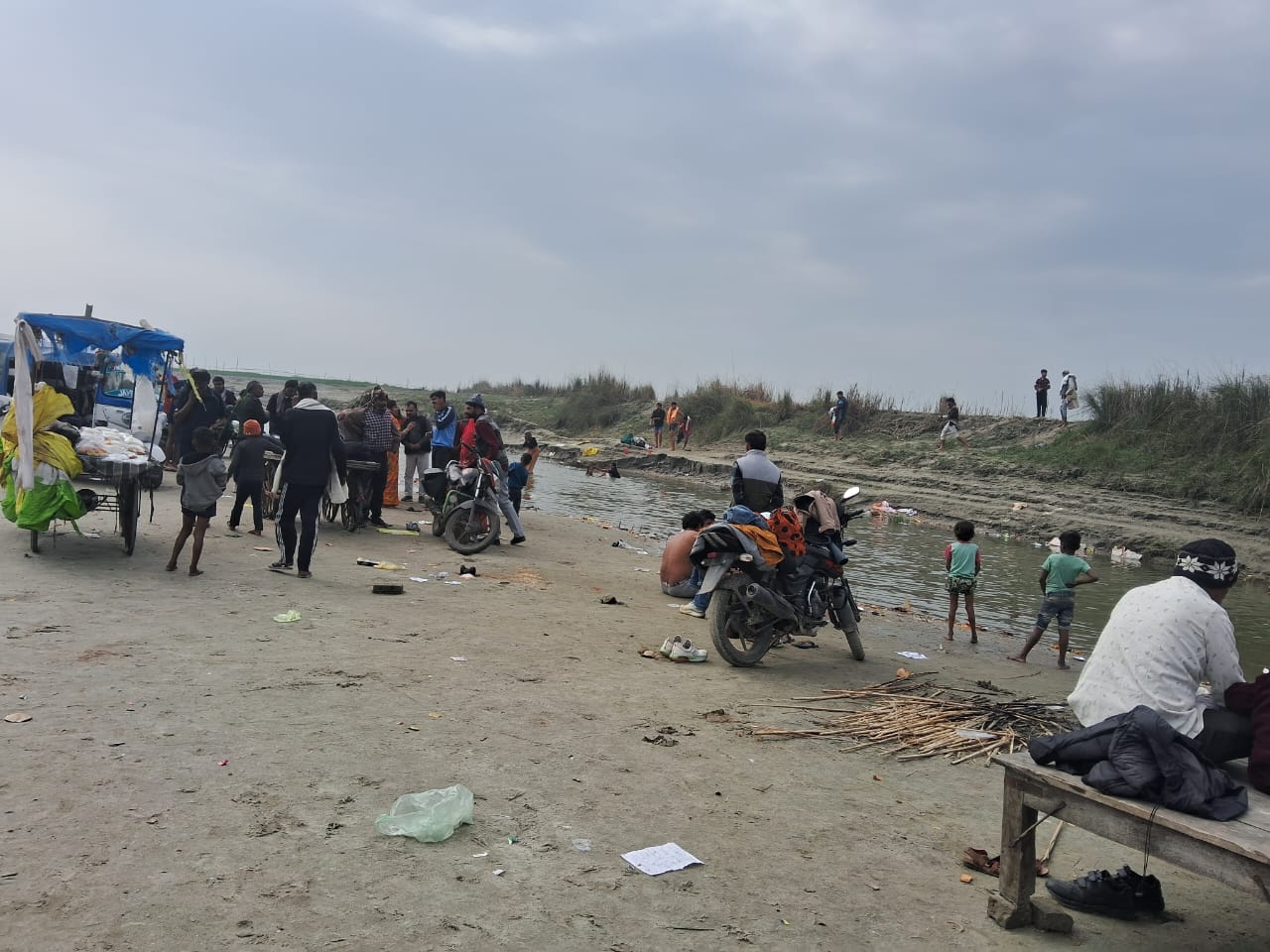 KASGANJ NEWS सोरों लहरा गंगा घाट में पानी की कमी से श्रद्धालु असमंजस में, महाशिवरात्रि से पहले बढ़ा आक्रोश, गंगा पार के लोगों ने बांध लगाकर पानी किया बंद