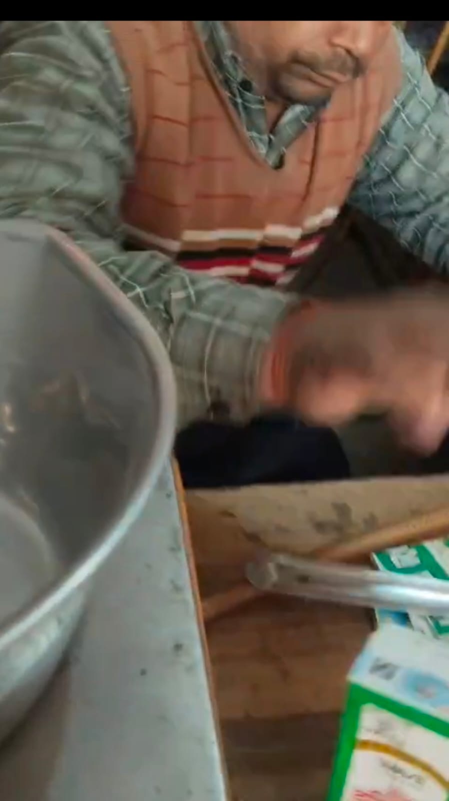 KASGANJ NEWS कासगंज में परचून की दुकानों पर धड़ल्ले से बिक रही देशी शराब, गांव-गांव नशे का जाल, प्रशासन मौन