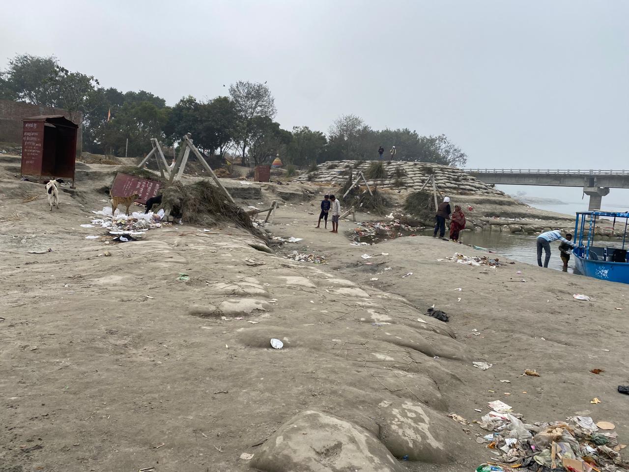 KASGANJ:कादरगंज गंगा घाट पर गंदगी का अंबार:नियमित सफाई न होने से घाट पर फैला कचरा, श्रद्धालुओं में नाराज़गी