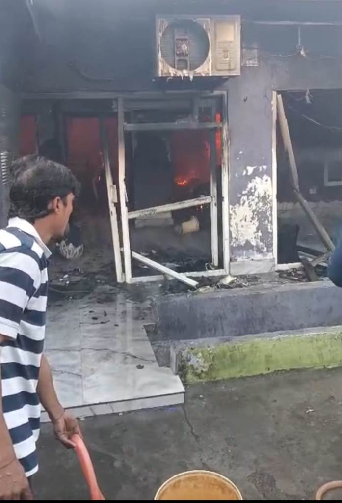 Bareilly News : शॉर्ट सर्किट से घर में लगी भीषण आग, लाखों का सामान जलकर राख
