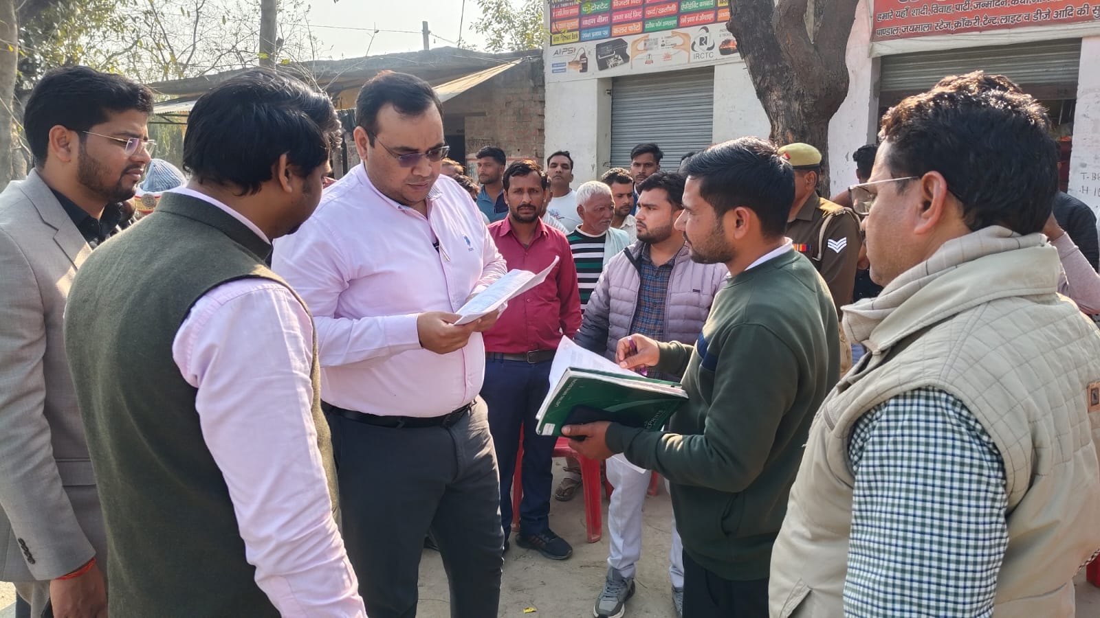 Kasganj News:डीएम ने परखी पटियाली मे प्रशासनिक व्यवस्था की हकीकत, लंबित वाद, अव्यवस्थित अभिलेख व कर्मचारी चार्ज प्रकरण पर जताई नाराजगी