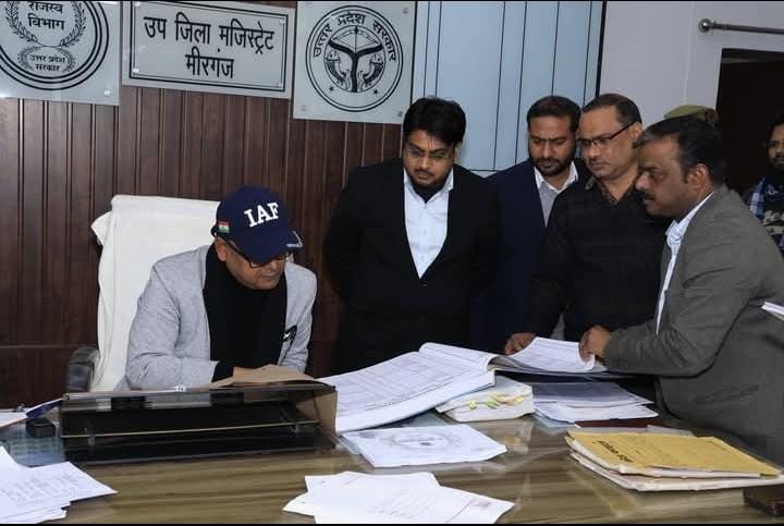 Bareilly News : जिलाधिकारी अविनाश सिंह ने तहसील मीरगंज का किया निरीक्षण, व्यवस्थाओं पर जताया संतोष