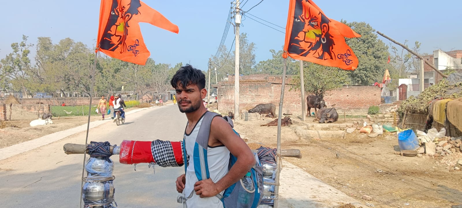 KASGANJ NEWS साथियों ने दिया धोखा, फिर भी अडिग आस्था: शिव भक्त राजीव चौहान 90 किलो की कांवड़ लेकर अकेले निकले महादेव के दरबार