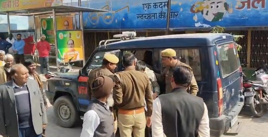 KASGANJ NEWS गुरुकुल की जमीन पर कब्जे का आरोप, कमिश्नर की जनसुनवाई में पहुंचे पीड़ित से पुलिस की धक्का-मुक्की, हवालात में किया बंद, सदर कोतवाली पुलिस का तानाशाही रवैया 