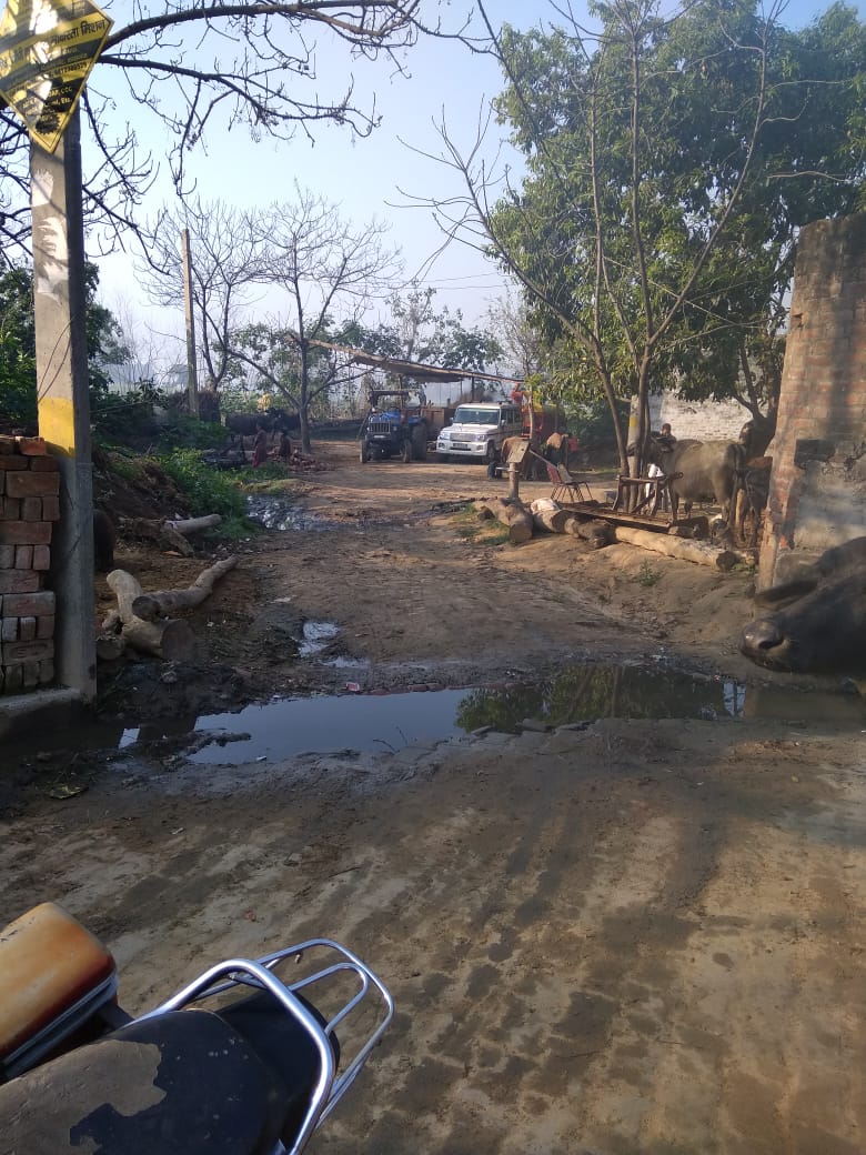 KASGANJ NEWS नगला बीच पचगाई में राशन डीलर पर शिव मंदिर स्थल कब्जाने का आरोप, पीपल काटने व कुआं पाटने से ग्रामीणों में आक्रोश