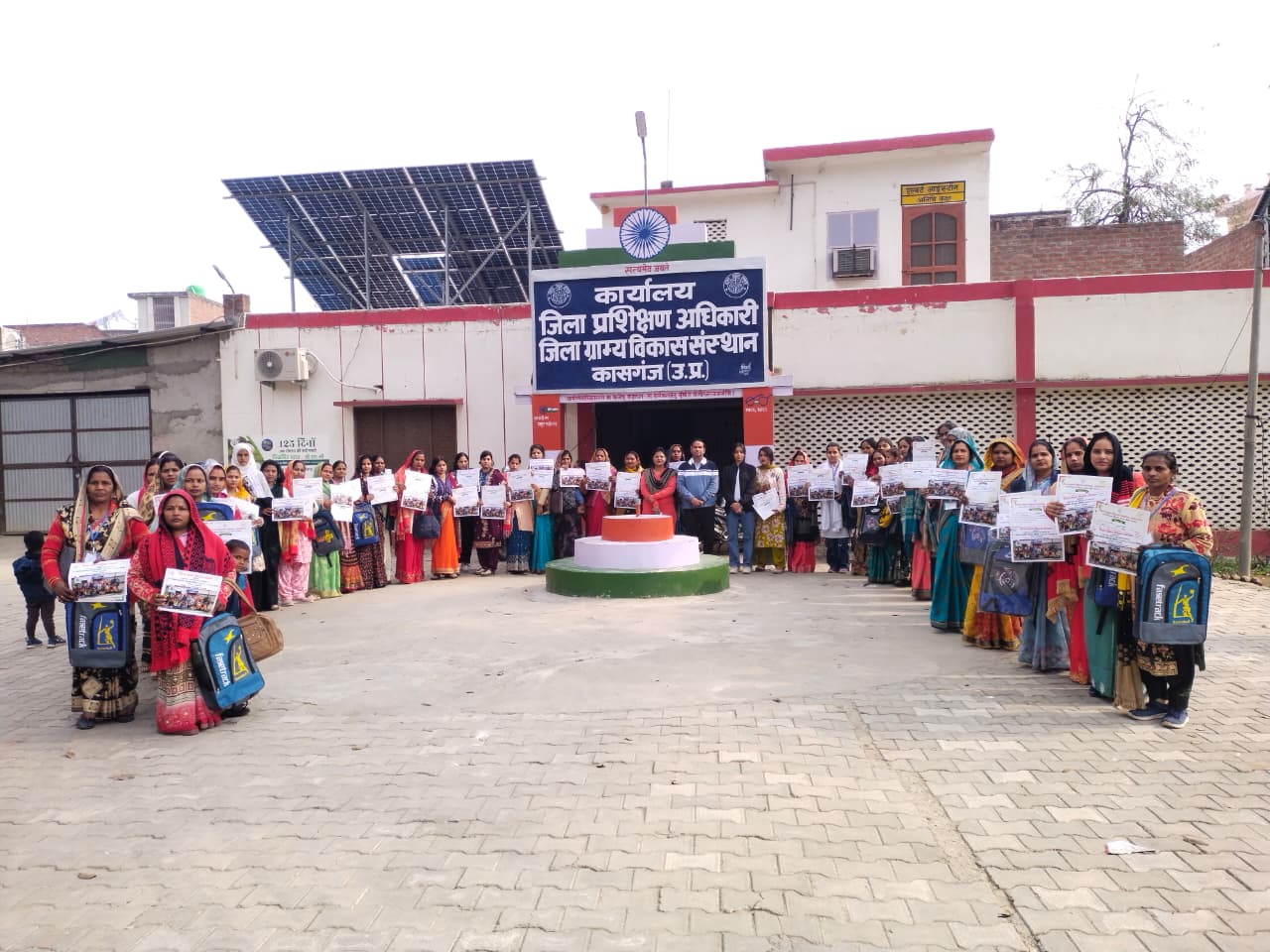 KASGANJ NEWS:सात दिवसीय आवासीय प्रशिक्षण के समापन पर नवनियुक्त आंगनवाड़ी कार्यकत्रियों को प्रमाण पत्र वितरित