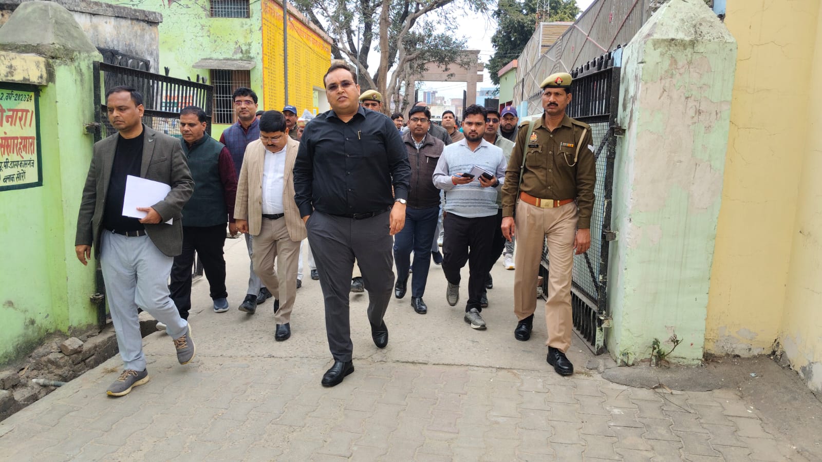 KASGANJ NEWS:डीएम के औचक निरीक्षण में खुली लापरवाही की पोल,अनुपस्थित ब्लाक मिशन मैनेजर पर विभागीय कार्रवाई के निर्देश, लेखाकार को कारण बताओ नोटिस