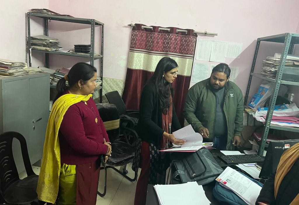 Bareilly News : कपूरपुर ग्राम चौपाल में प्रशासन की सख्ती, सीडीओ देवयानी ने एक सप्ताह में समाधान के दिए निर्देश