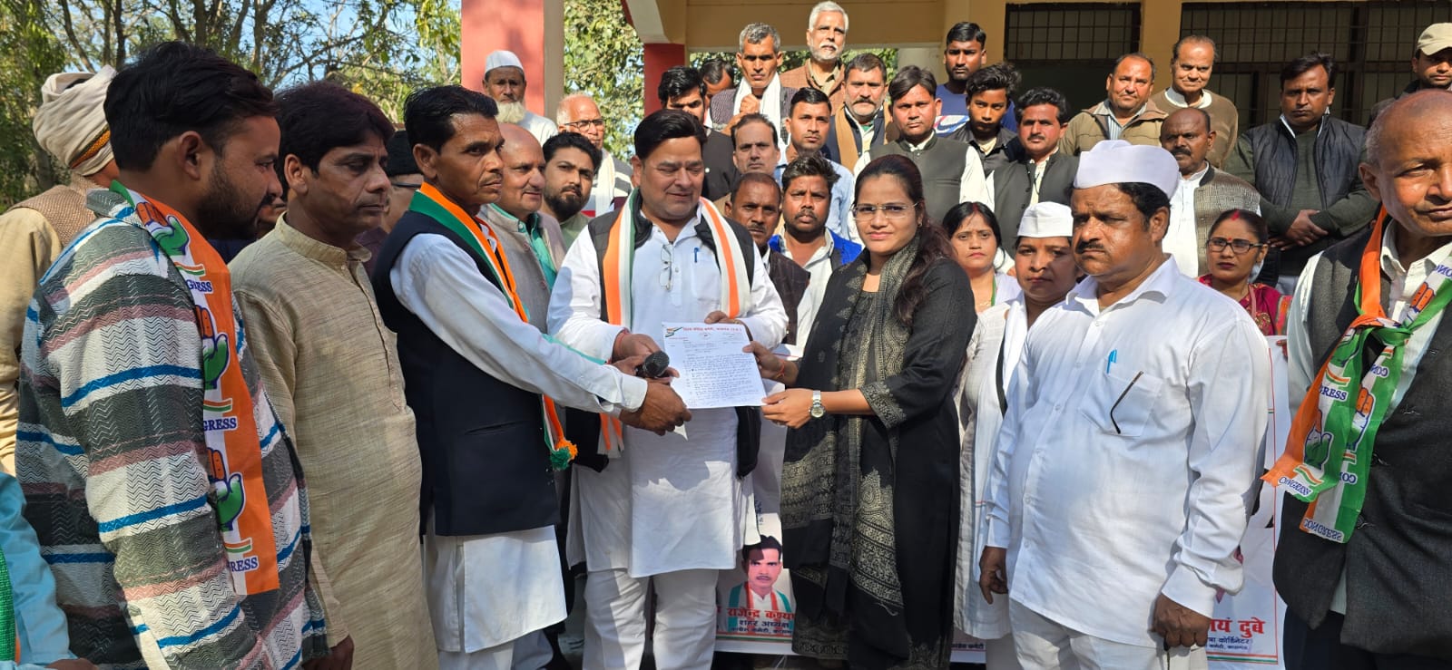 KASGANJ NEWS:मनरेगा बचाओ संग्राम अभियान के तहत कांग्रेस ने अमांपुर से सहावर तहसील तक पद यात्रा निकाली,एसडीएम को राज्यपाल के नाम पांच सूत्रीय ज्ञापन सौंप बदलावों की वापसी की मांग