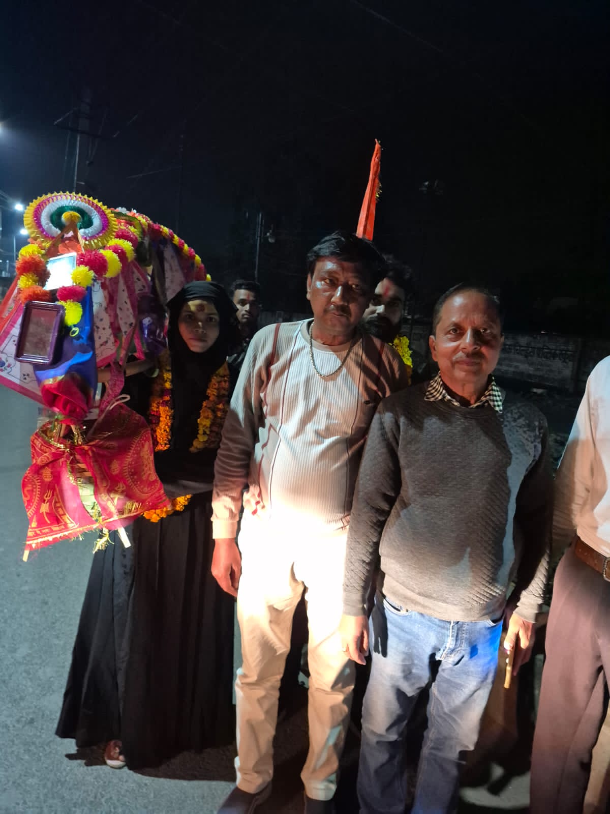 KASGANJ NEWS गंजडुंडवारा में मुस्लिम युवती ने बुर्का पहनकर उठाई कांवड़, हिंदू समाज ने किया भव्य स्वागत