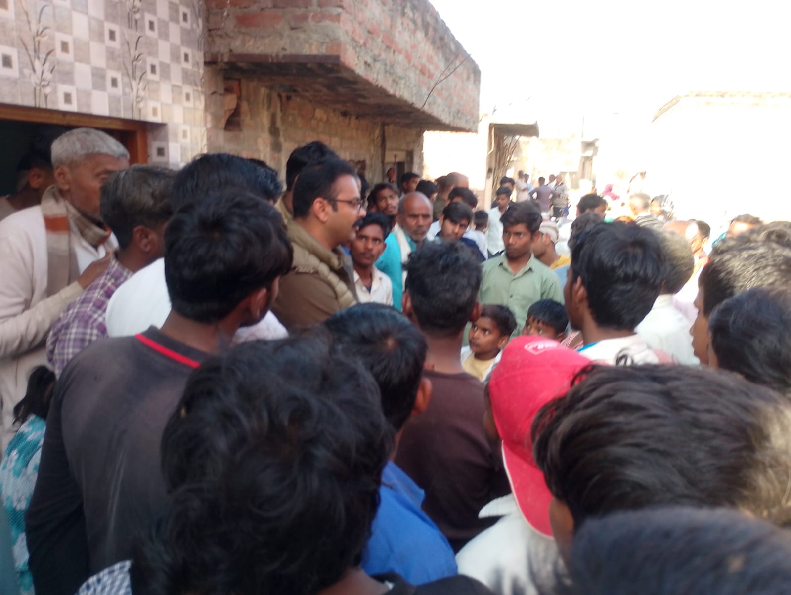 Badaun News :तिगुलापुर में दिनदहाड़े 5 लाख की चोरी, किसान का घर टूटा