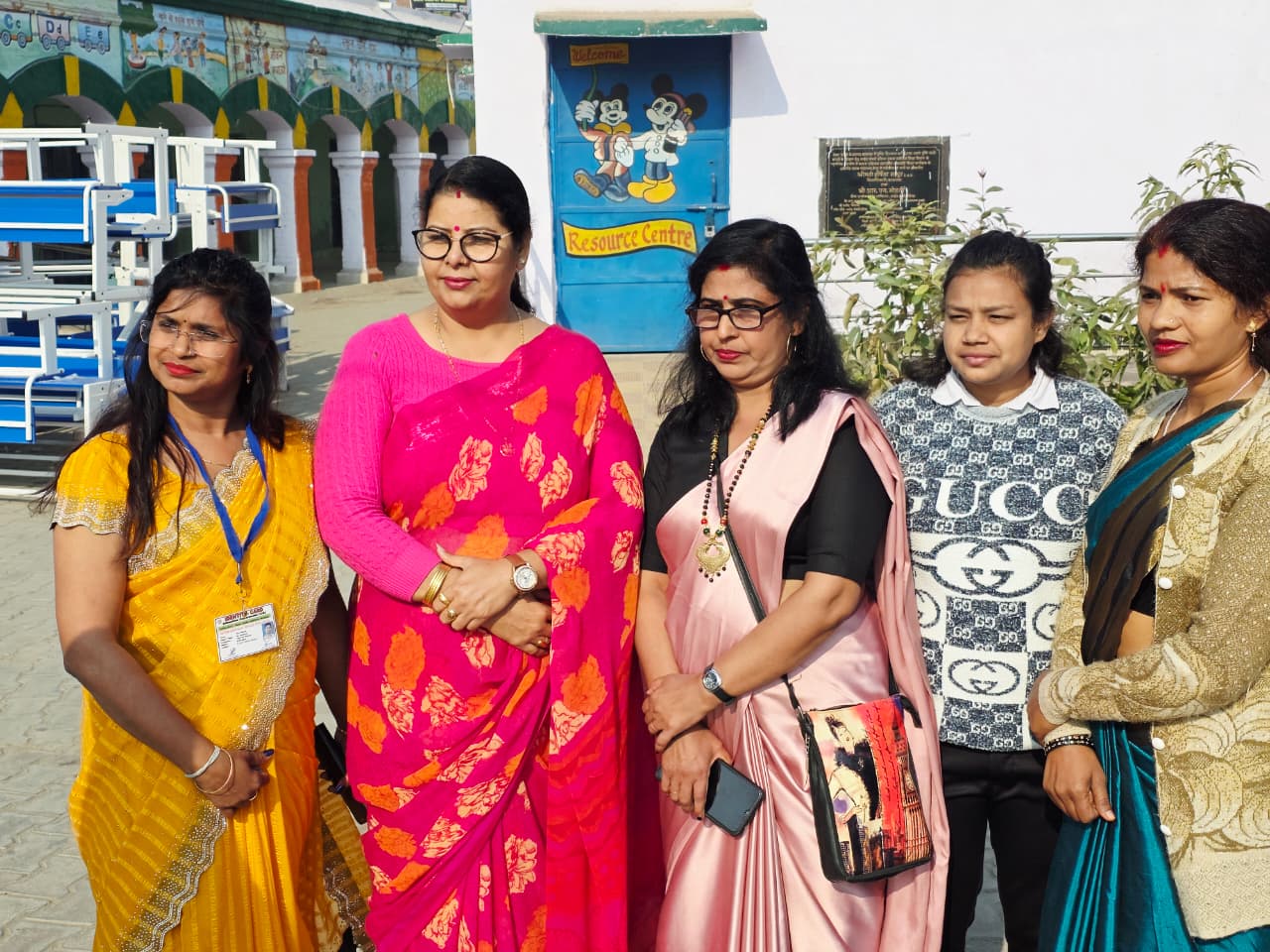 KASGANJ NEWS कस्तूरबा गांधी आवासीय बालिका विद्यालय की  छात्राएं दो दिवसीय शैक्षणिक भ्रमण पर रवाना, राज्य महिला आयोग सदस्य रेनू गौड़ ने दिखाई हरी झंडी