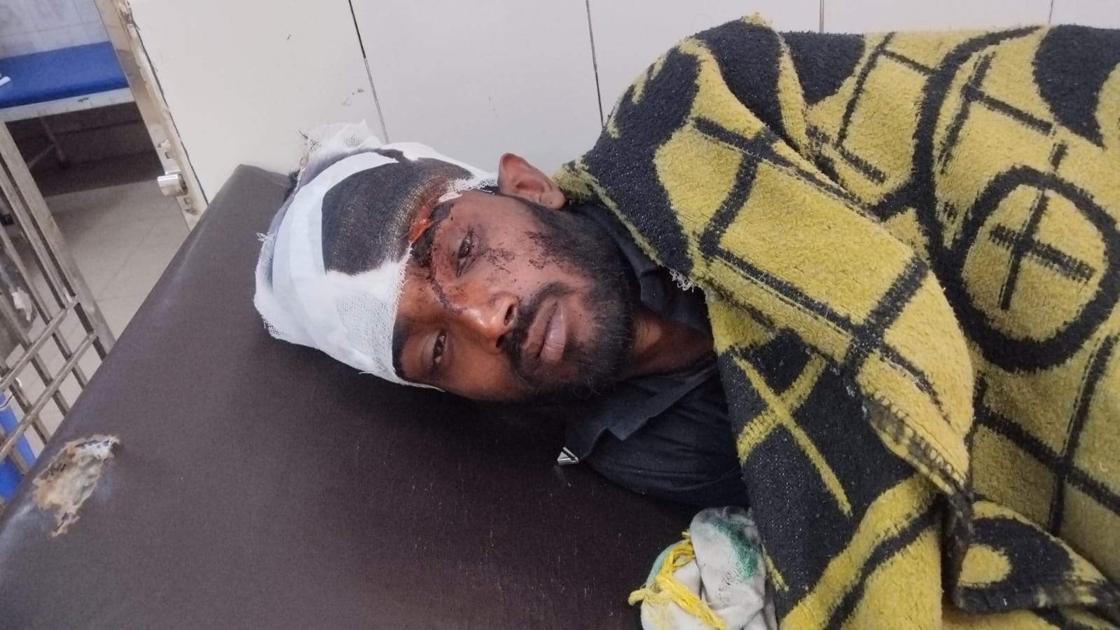 KASGANJ:शराब के ठेके के पास टॉयलेट को लेकर खूनी विवाद, युवक पर लाठी-चाकू से हमला; जिला अस्पताल में भर्ती