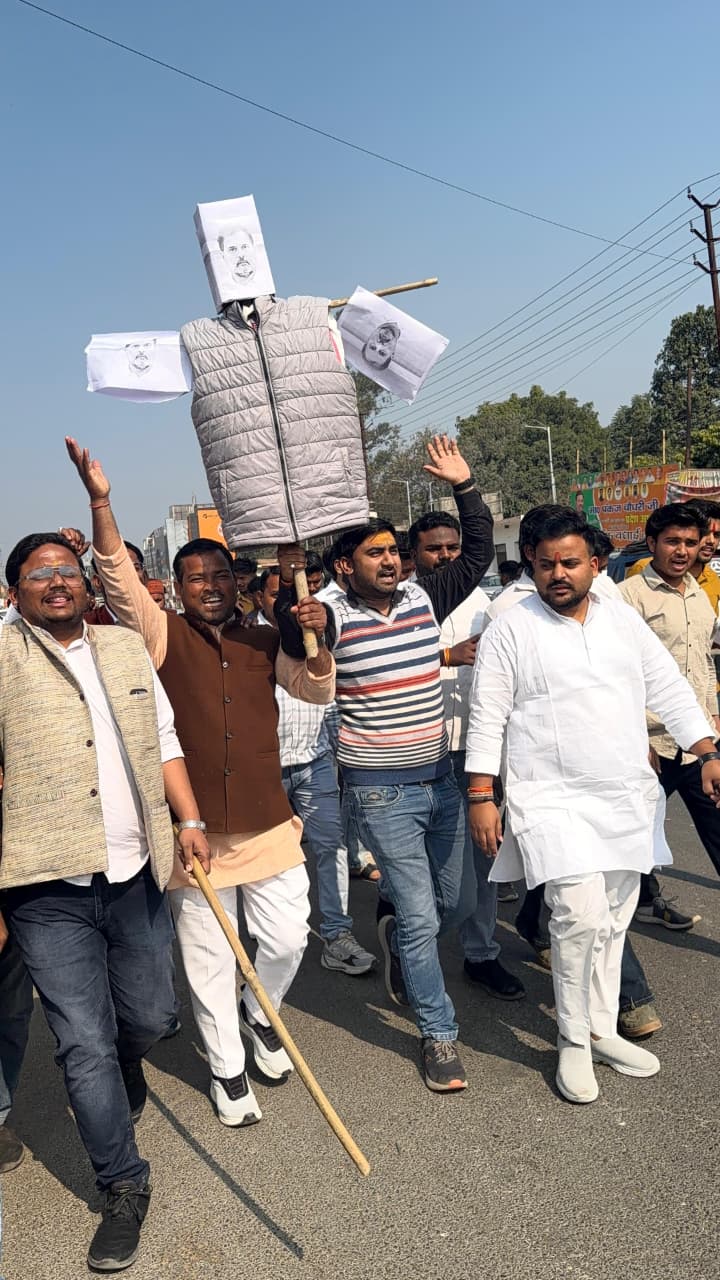 KASGANJ NEWS AI समिट में हंगामे पर भाजयुमो का प्रदर्शन, कासगंज में राहुल गांधी का पुतला फूंका