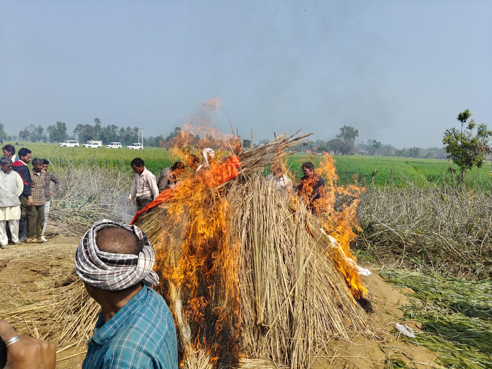 KASGANJ NEWS पति-पत्नी का एक साथ अंतिम संस्कार, तीनों बच्चों को एक ही गड्ढे में दफनाया; भोजपुर गांव में पसरा मातम