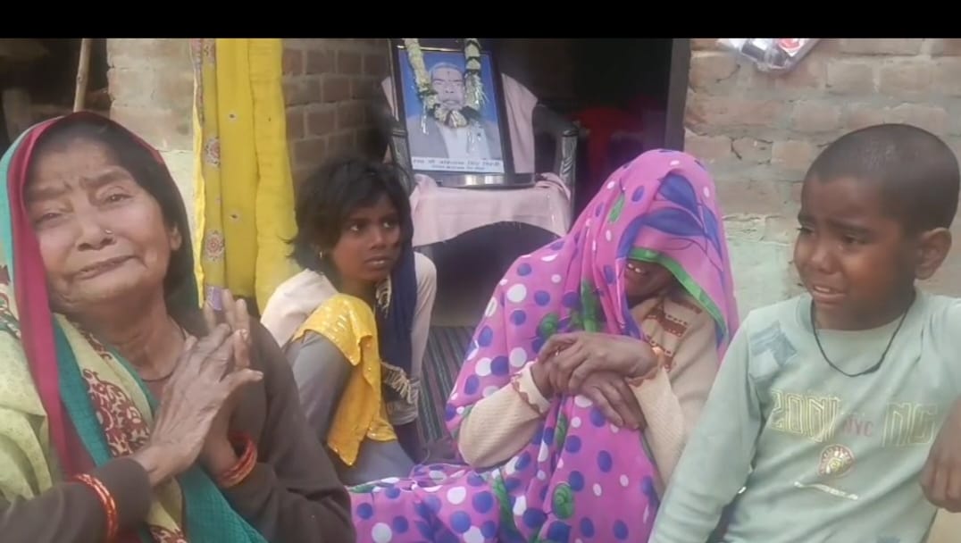 KASGANJ NEWS पत्नी छोड़कर गई, पिता की मौत के बाद युवक ने मारी गोली; 20 मिनट में अंतिम संस्कार, आर्थिक तंगी और तेरहवीं के दबाव का आरोप