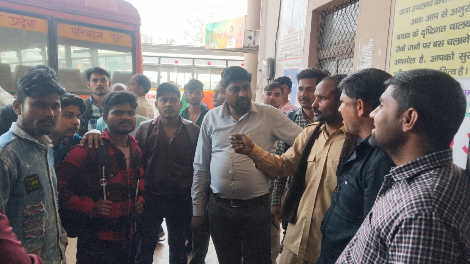 KASGANJ NEWS यातायात प्रभारी के व्यवहार से नाराज़ रोडवेज कर्मियों की हड़ताल, बेवजह चालान काटने का आरोप