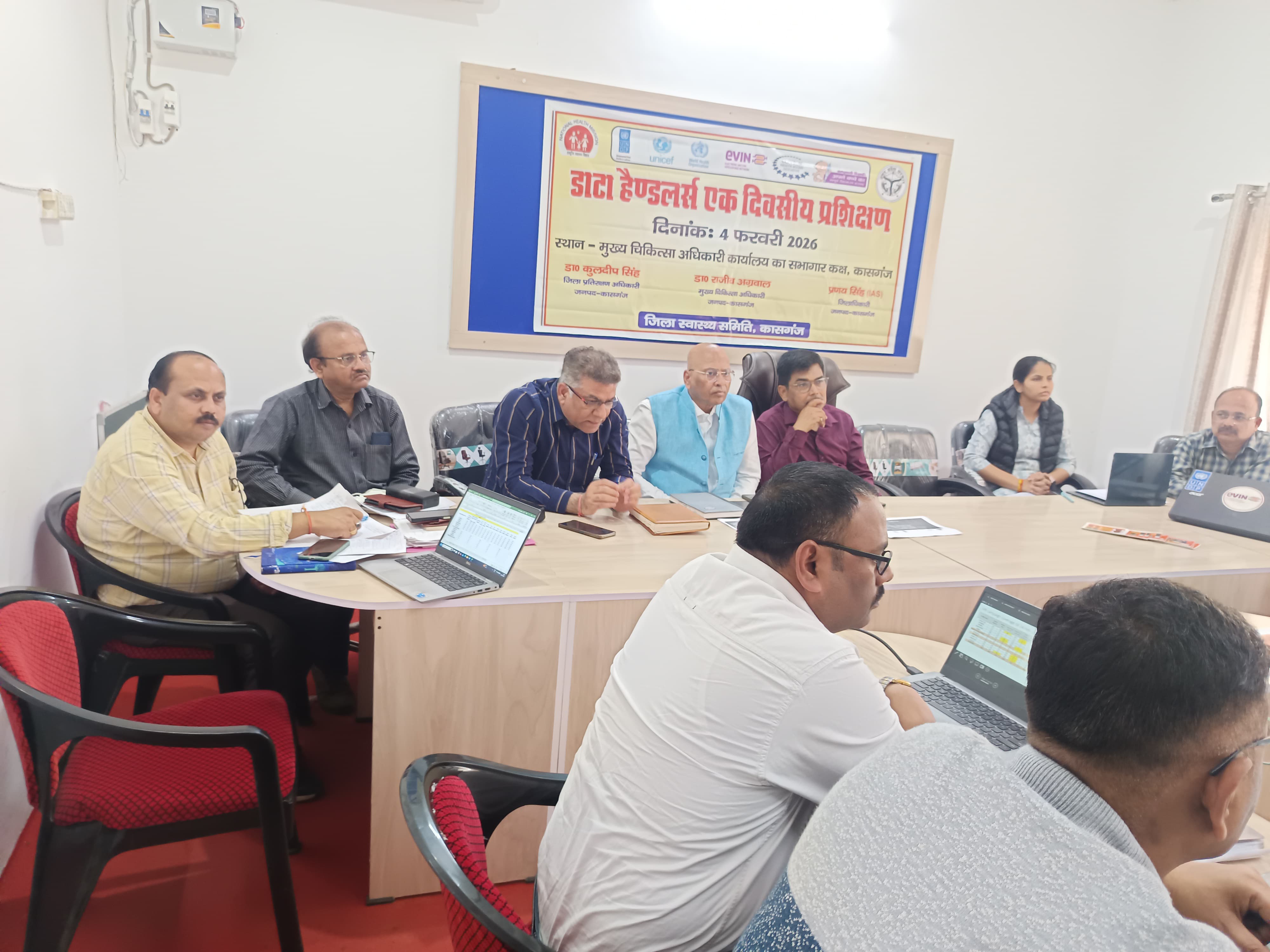 KASGANJ NEWS कासगंज में स्वास्थ्य योजनाओं की समीक्षा बैठक, आशा व सीएचओ भुगतान समयबद्ध करने के निर्देश