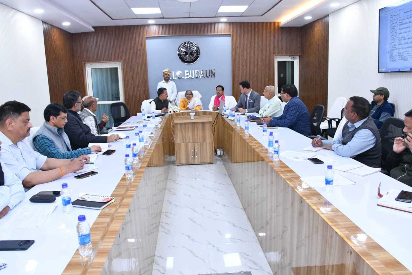 Badaun News : बीएल वर्मा व गुलाब देवी ने विकास कार्यों की समीक्षा