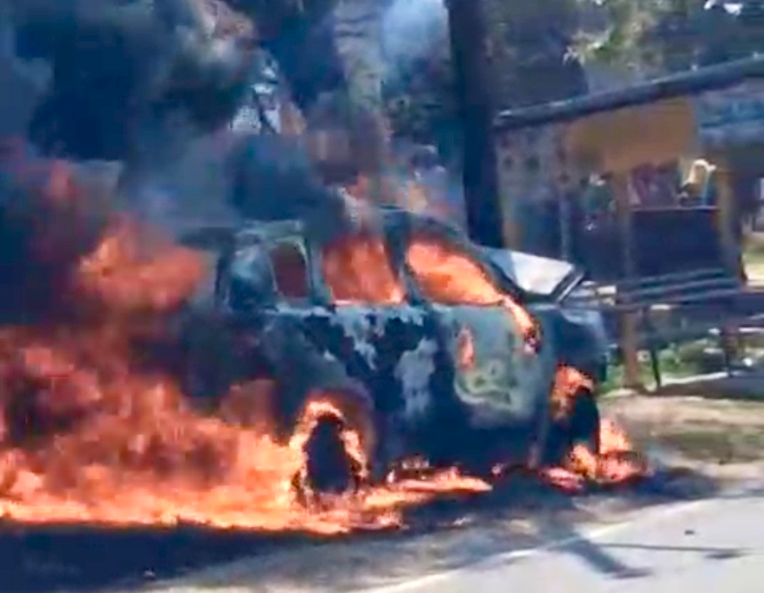 साइकिल सवार को बचाने में ‘आग का गोला’ बनी कार: सिकहरा के पास हाईटेंशन पोल से टकराई, ग्रामीणों की बहादुरी से बची चालक की जान