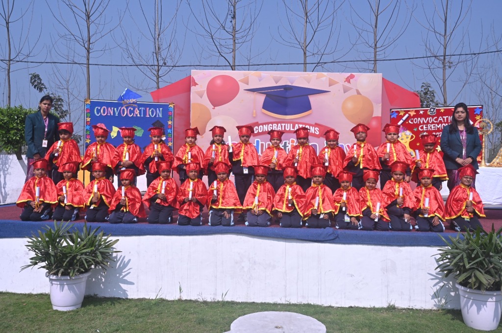 Bareilly News : नन्हें कदमों का बड़ा सफर: बी डी एम पब्लिक स्कूल में भव्य ग्रेजुएशन सेरेमनी